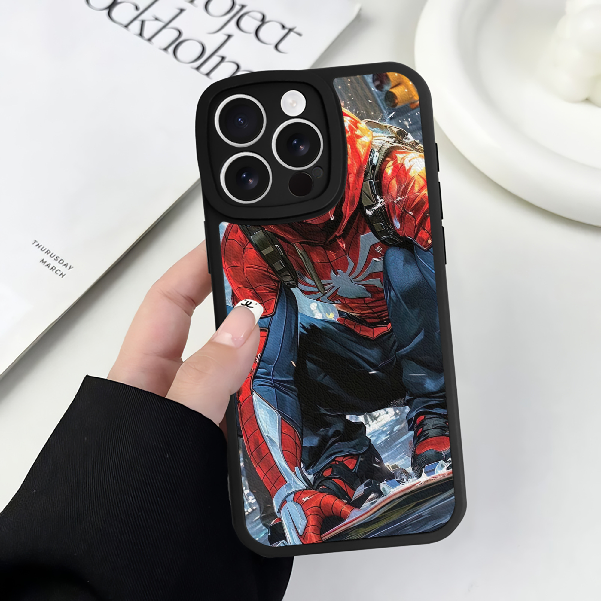 Spider Man スパイダーマン 【iPhone 16シリーズ対応】シリコンスマホケース（レザー調） 材質：シリコン